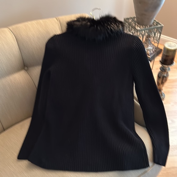 Black ribbed knit sweater with removable faux fur collar - Picture 3 of 5